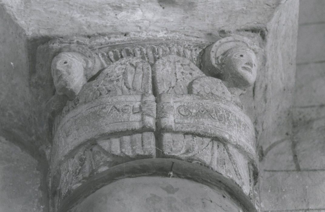 détail d’un chapiteau sculpté : les archanges saint Michel et saint Gabriel