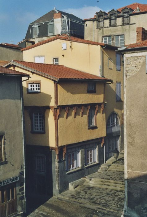 vue générale de la maison dans son environnement