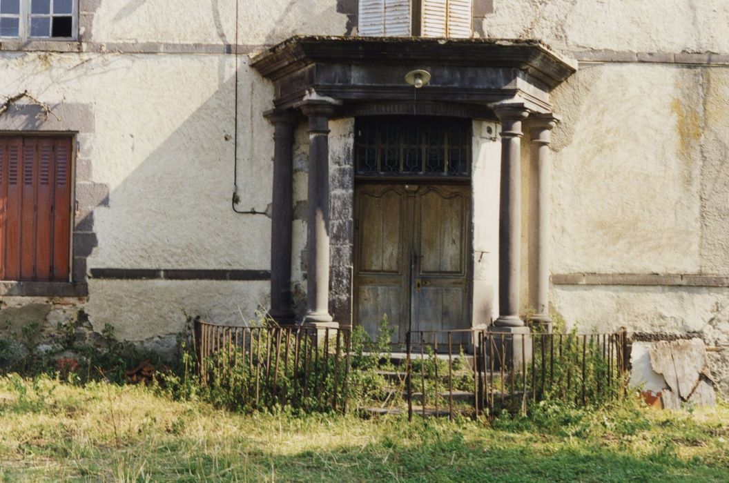 façade sud, détail du perron