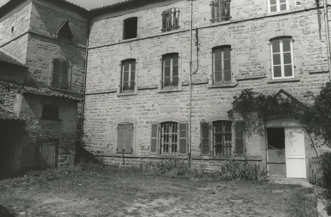 façade sud sur cour, vue partielle