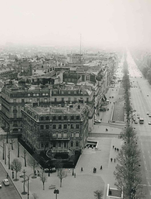 vue générale de l’hôtel dans son environnement depuis l’Arc de Triomphe