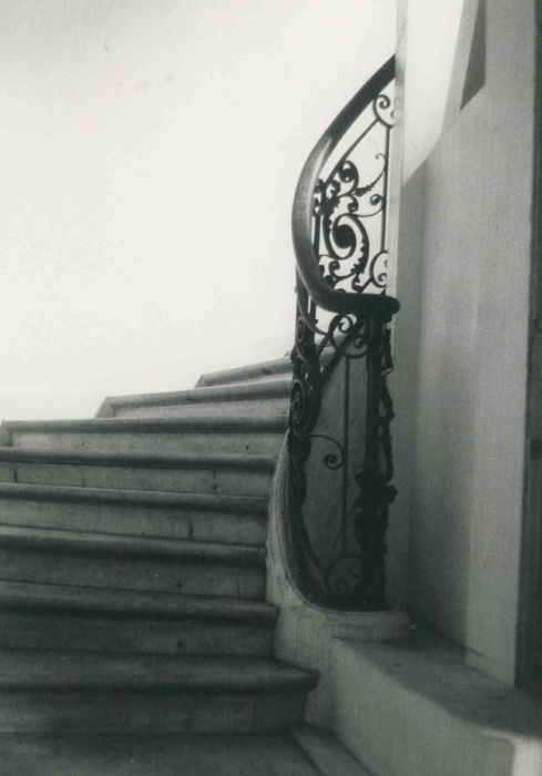 escalier, détail du départ de la rampe en fer forgé