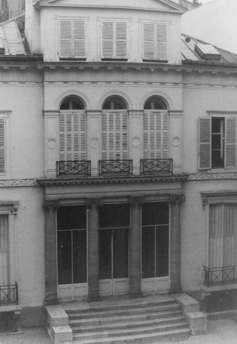 façade sur cour, vue partielle