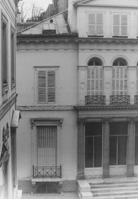 façade sur cour, vue partielle