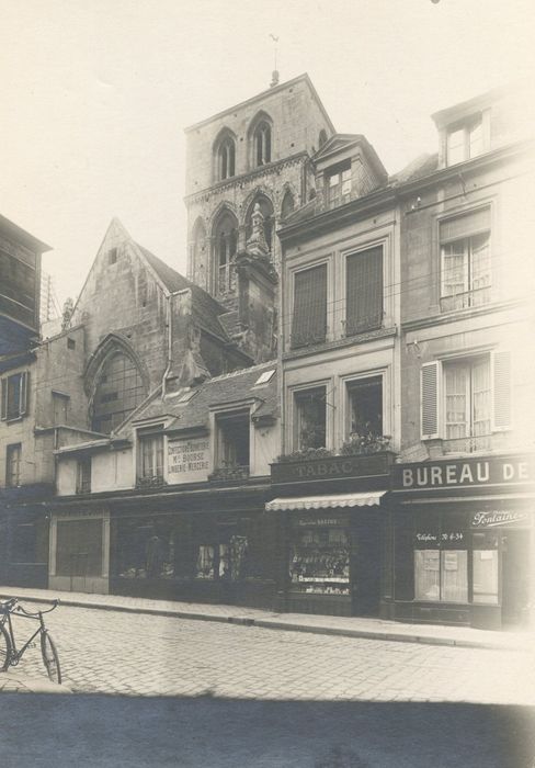 vue partielle de l’église dans son environnement