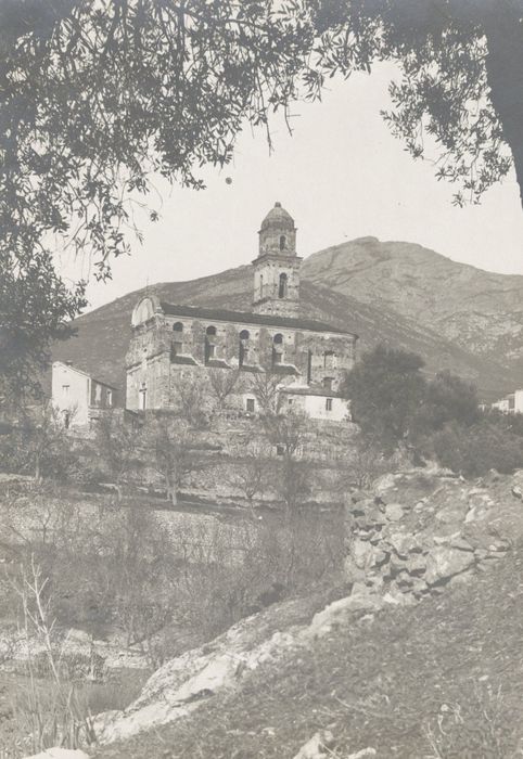 vue générale de l’église dans son environnement depuis le Sud