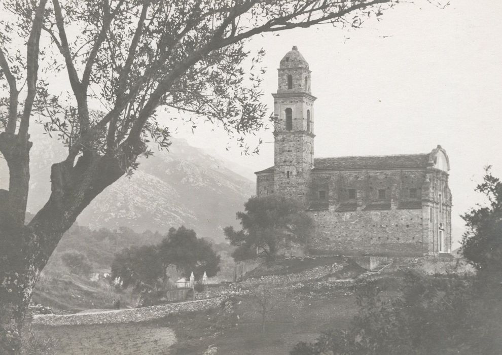 vue générale de l’église dans son environnement depuis le Nord