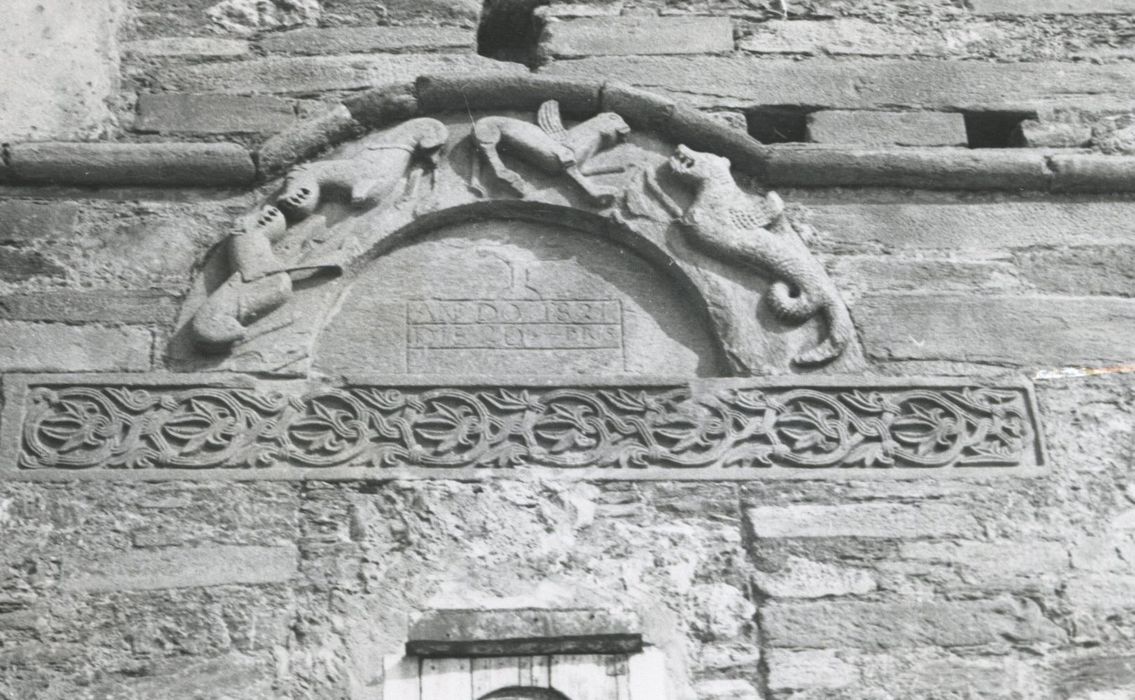 clocher, détail d’un bas-relief réemployé