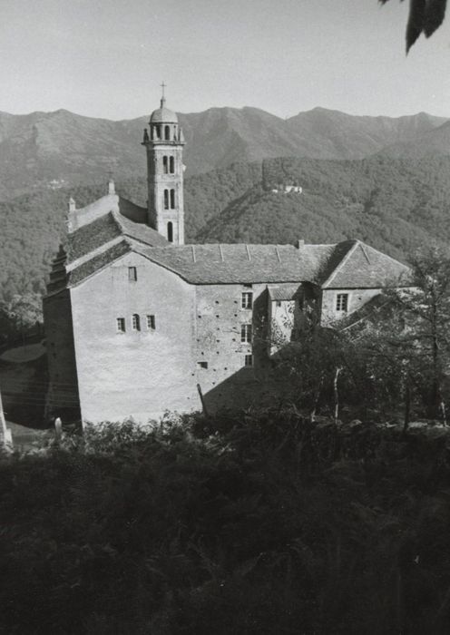 vue générale de l’église dans son environnement depuis l’Ouest