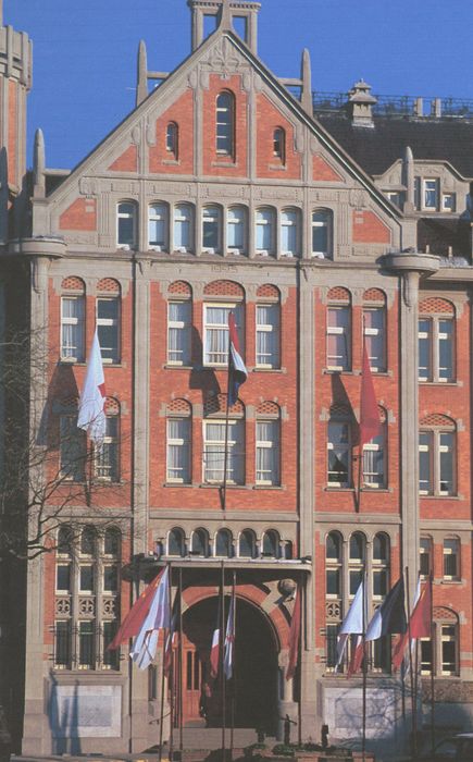 façade sur la place, vue partielle (photocopie numérisée)