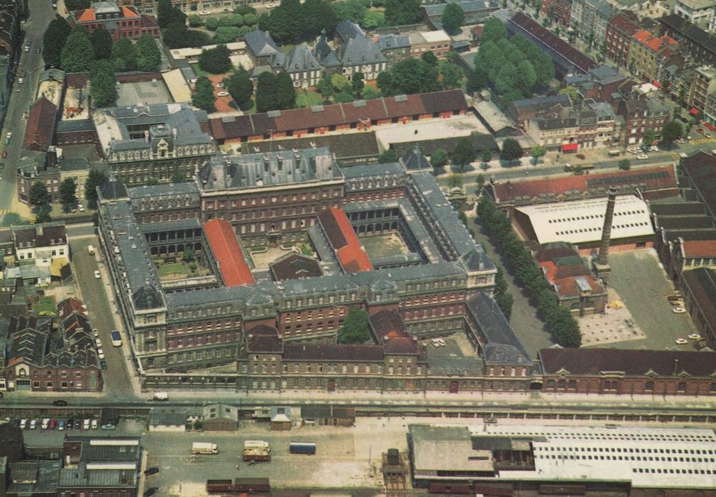 vue aérienne de l’ensemble du bâtiment