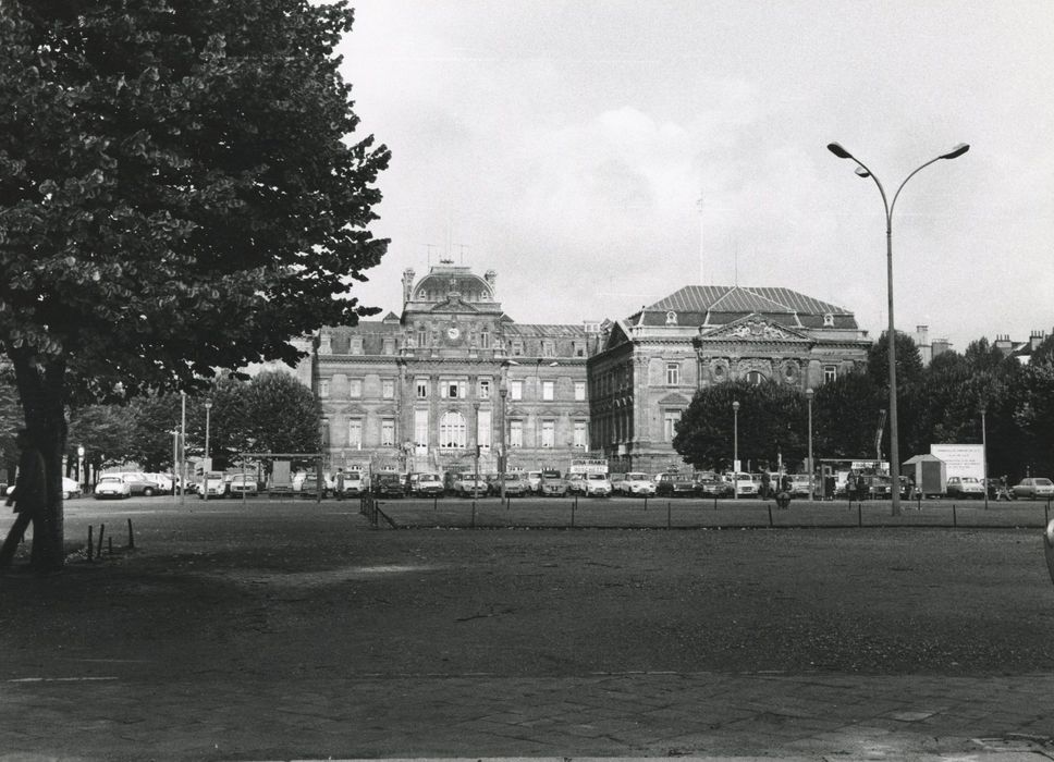 vue générale du bâtiment dans son environnement