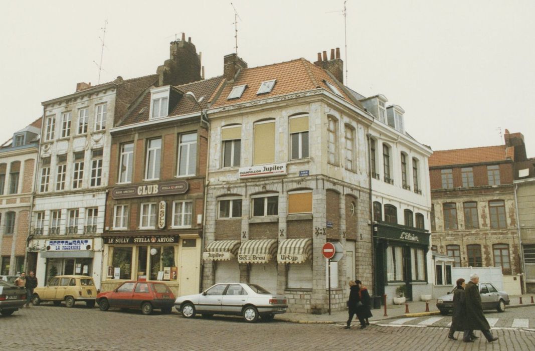 façades sur la place