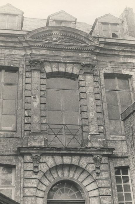 façade postérieure du bâtiment intermédiaire, vue partielle