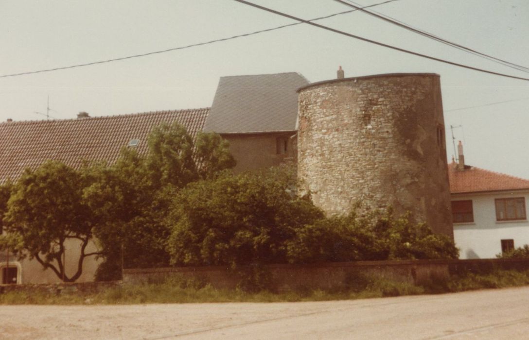 tour de l’angle sud-est