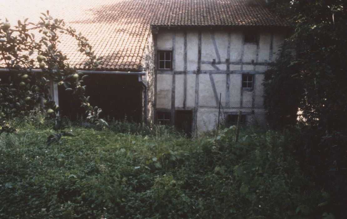 façade sur jardin, vue partielle