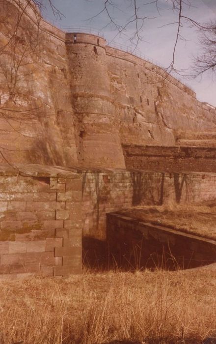 façade sud, demi-tour ronde et tenailles