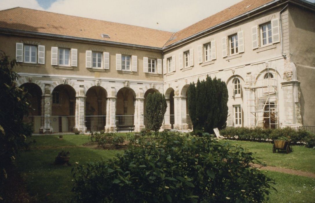 aile ouest et nord sur l’ancien cloître