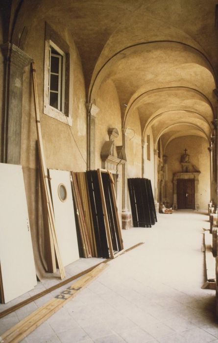 cloître, vue générale d’une galerie