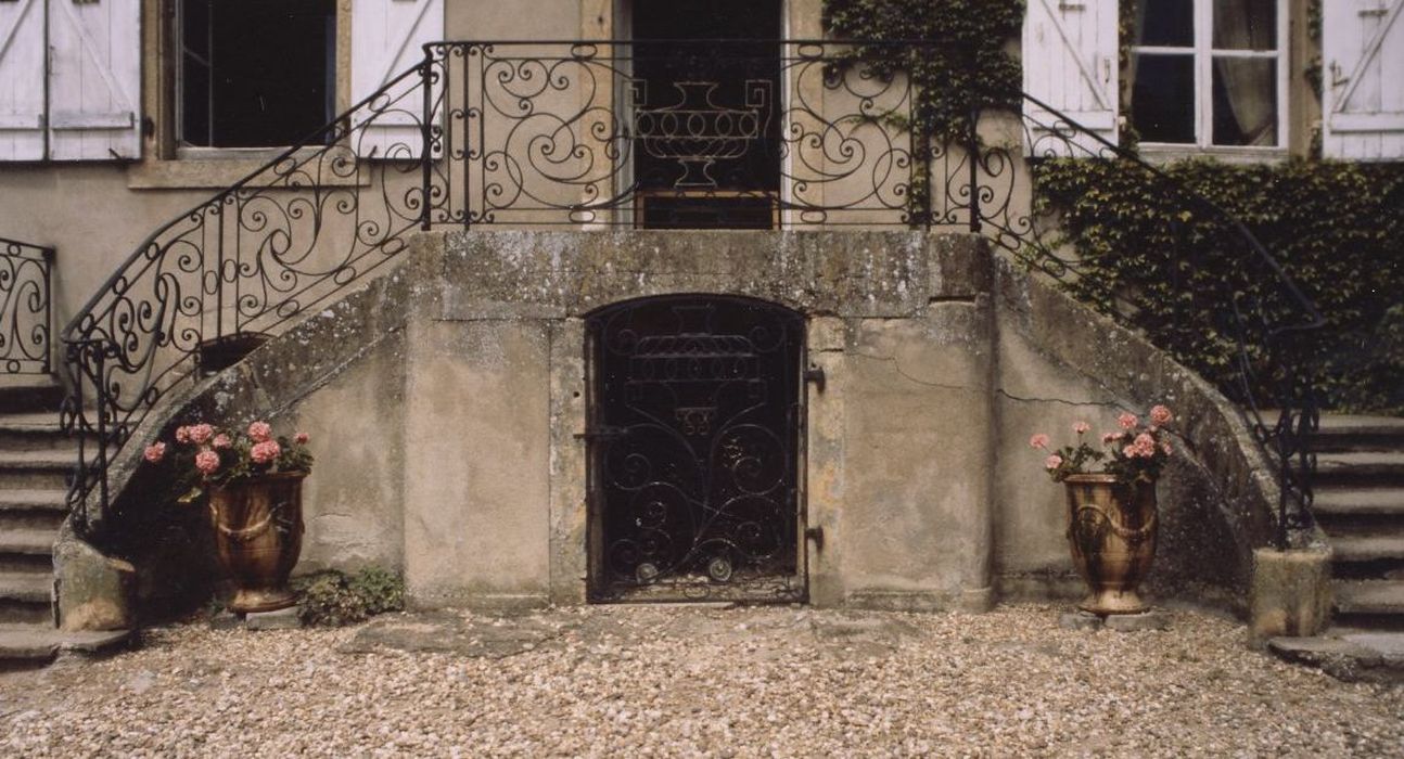 façade sud, détail du perron