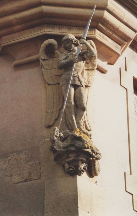 statue : saint Michel terrassant le dragon (angle sud-ouest)