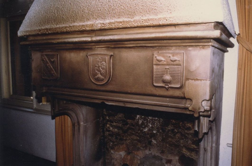 rez-de-chaussée, grand salon, cheminée, détail du linteau