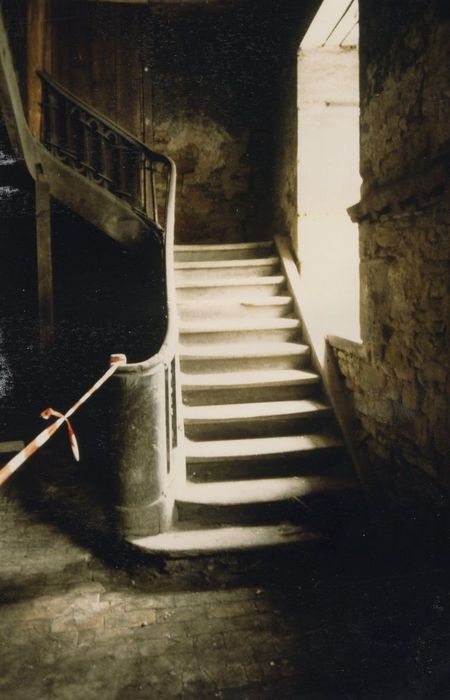 bâtiment du puits salé, escalier, vue partielle