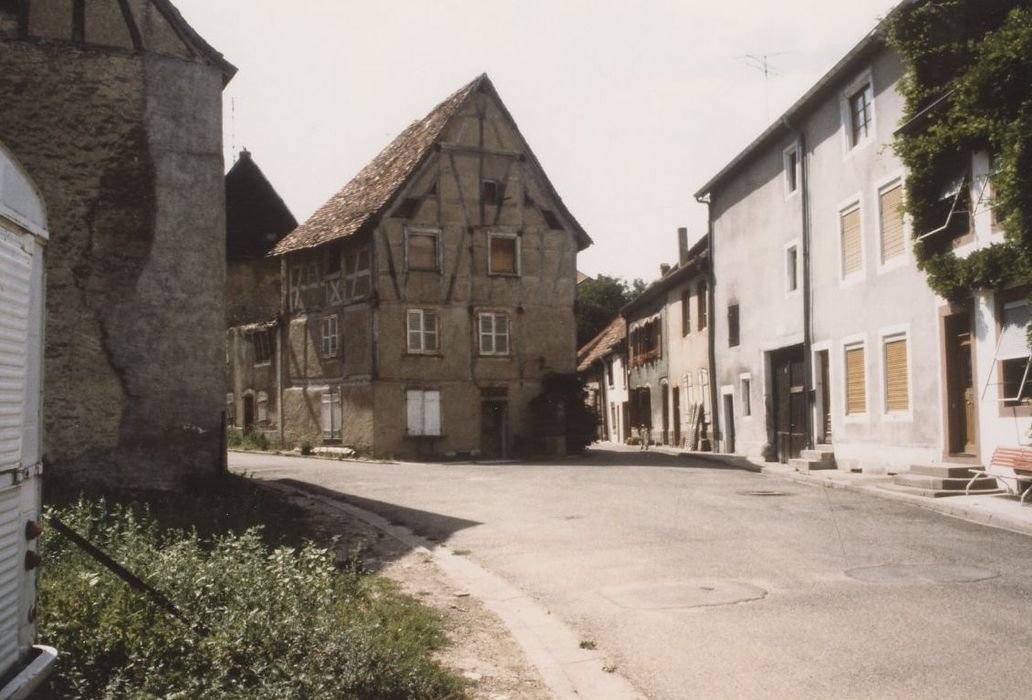 vue générale de la maison dans son environnement urbain