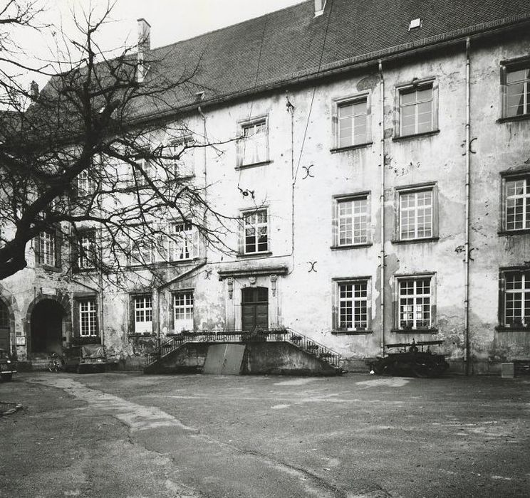 cour intérieure, façade nord-est