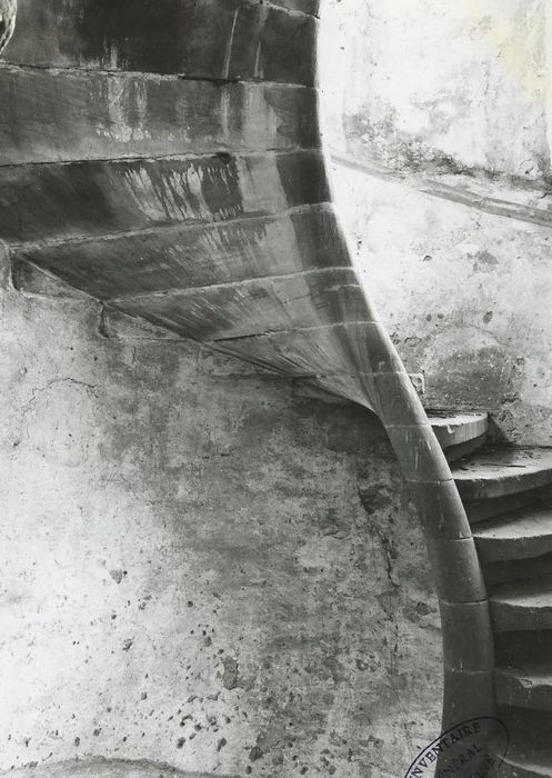 tour d’angle du corps sud-ouest et de l’aile en retour sud-est, escalier hélicoïdal, vue partielle