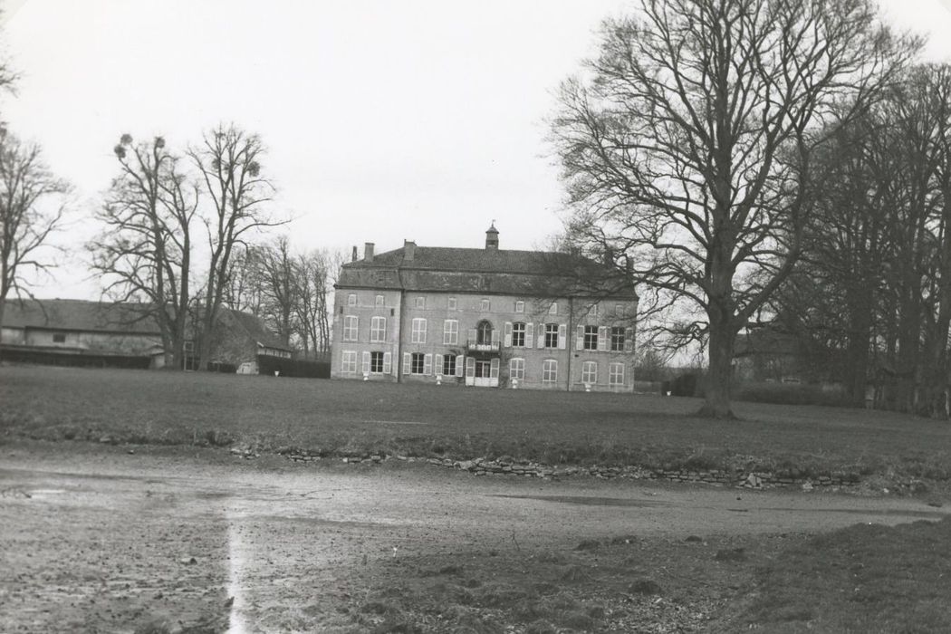 vue générale du château dans son environnement depuis le Sud-Est