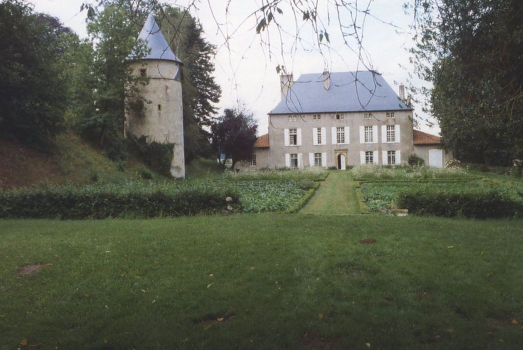 vue générale du château dans son environnement depuis le Sud-Est