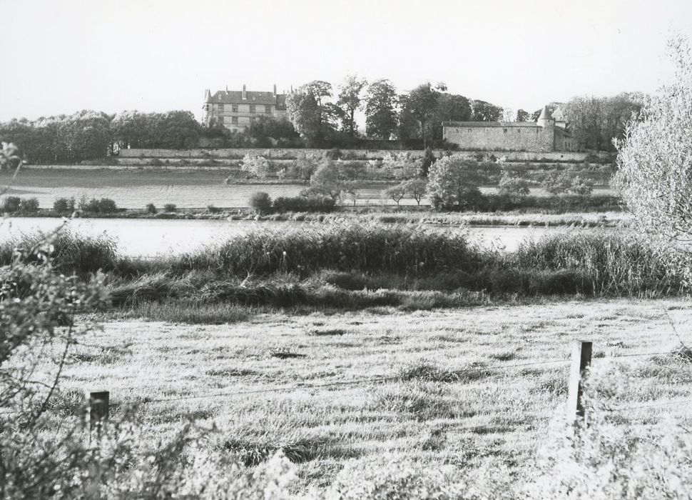 vue générale du château dans son environnement depuis l’Est