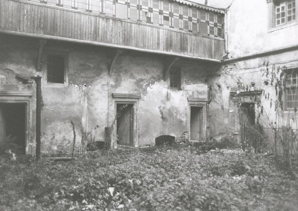 cour intérieure, façade nord-est, vue partielle