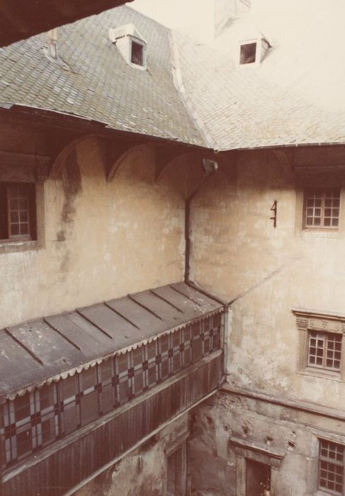 cour intérieure, angle est, vue partielle des façades