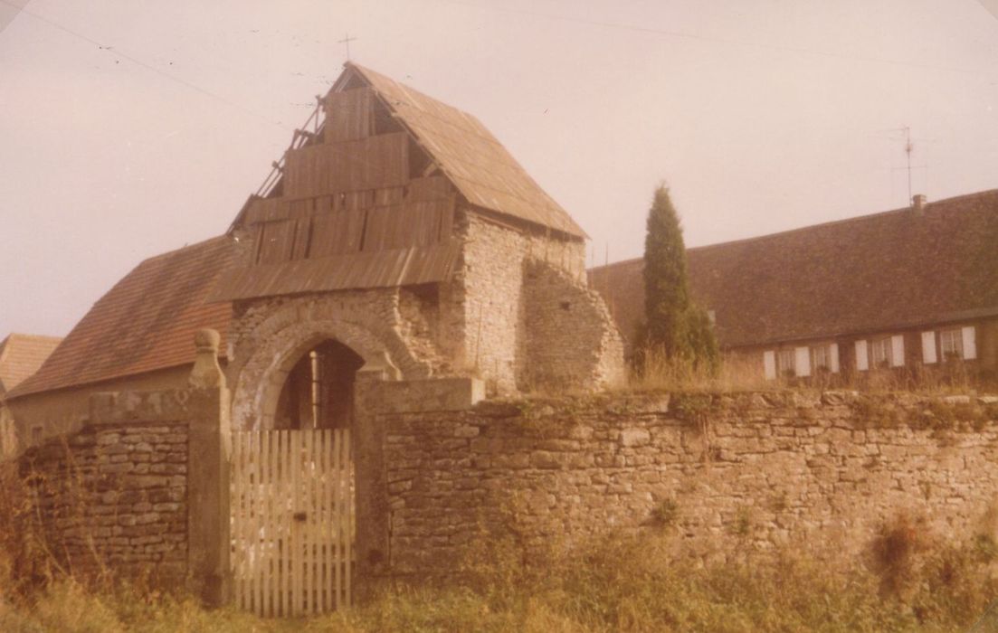 vue partielle de la chapelle dans son environnement depuis le Sud-Ouest