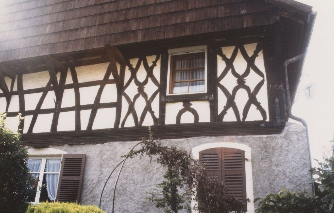 façade sur rue, vue partielle