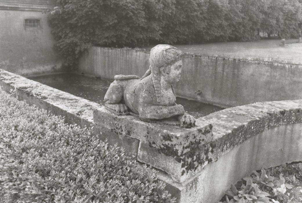 terrasse, détail de la statue d’une chimère