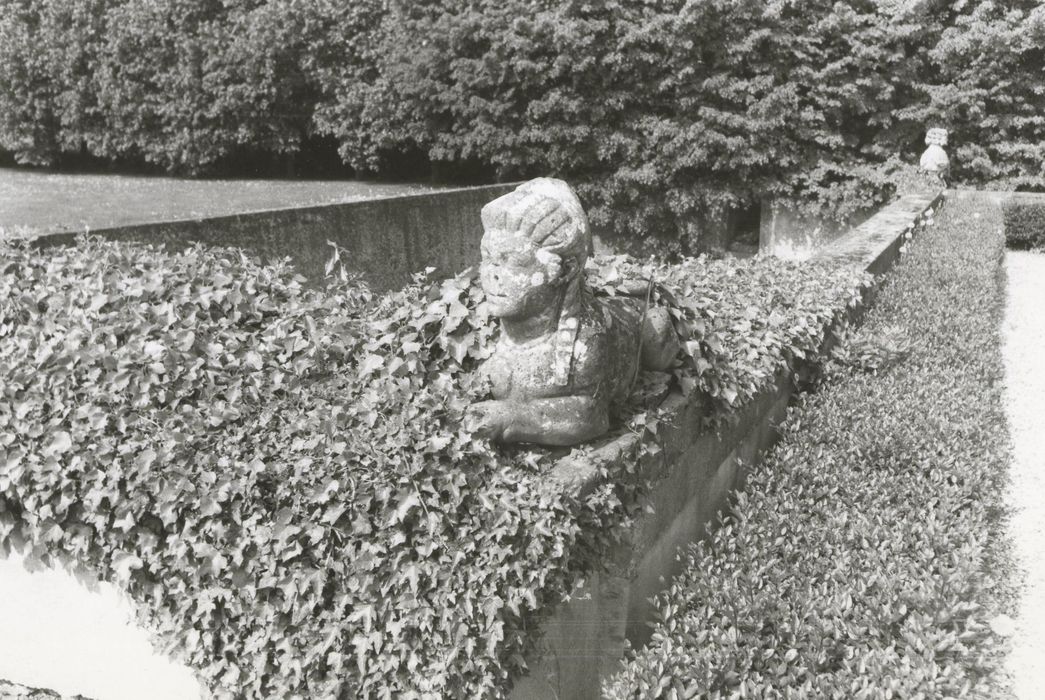 terrasse, détail de la statue d’une chimère