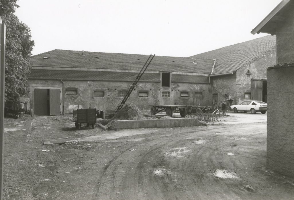 basse-cour, vue partielle des bâtiments de ferme