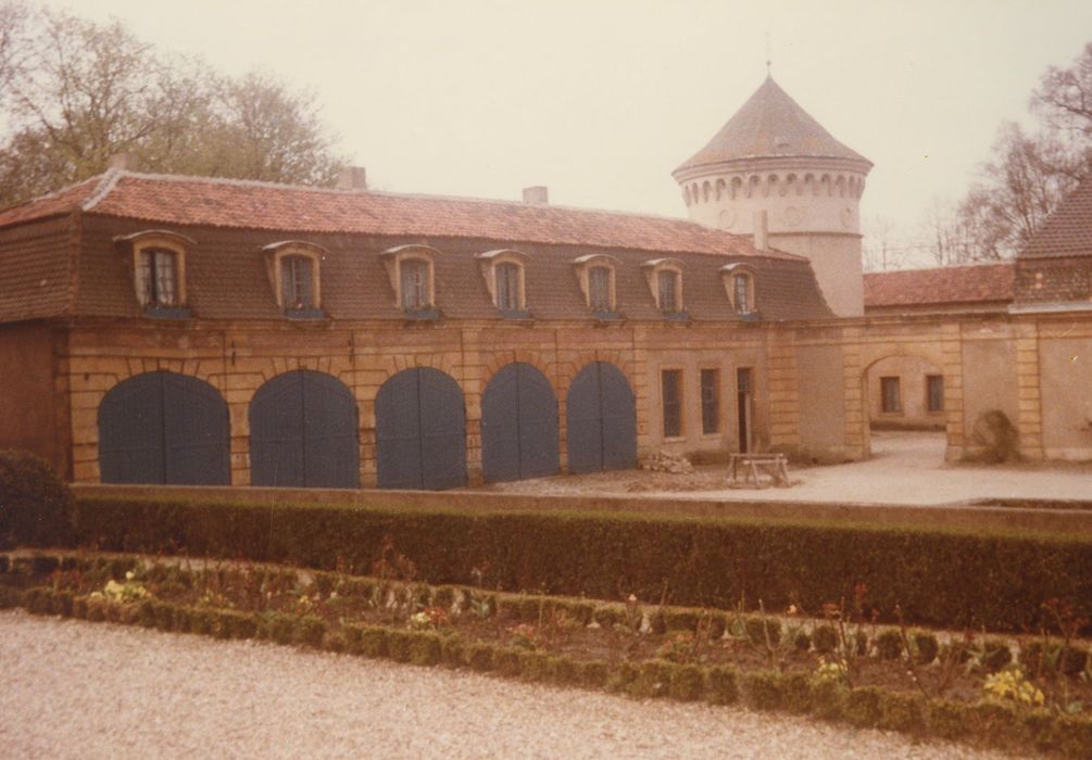 basse-cour, vue partielle des bâtiments de ferme