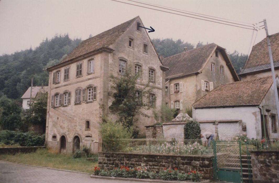 vue générale de la maison dans son environnement