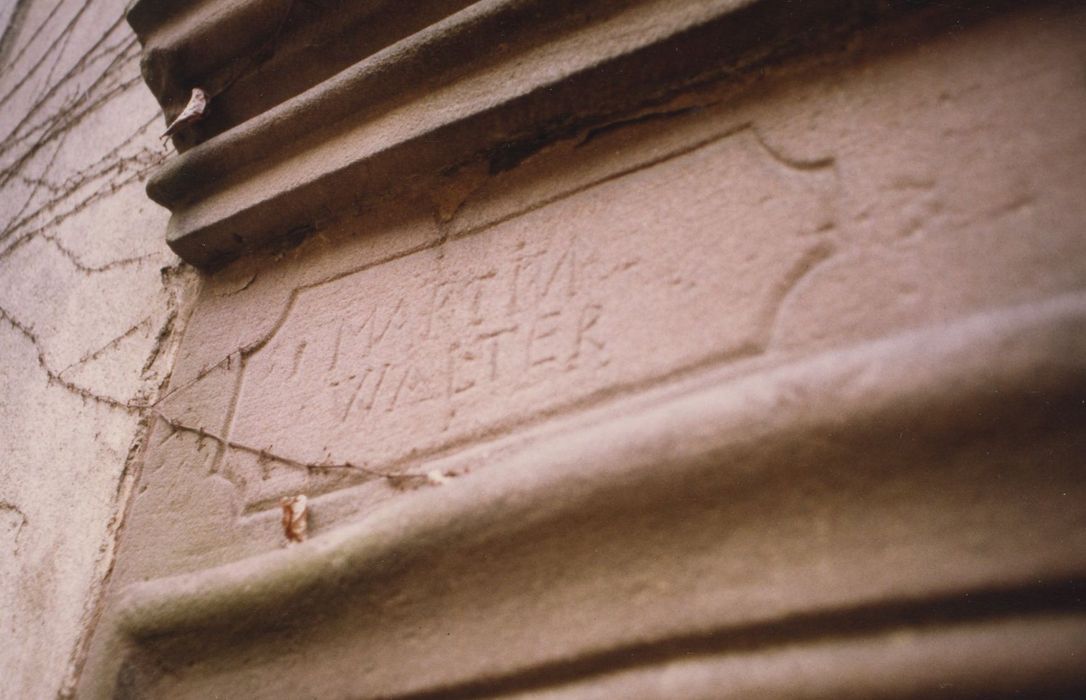 porte d’accès au logis, détail des inscriptions