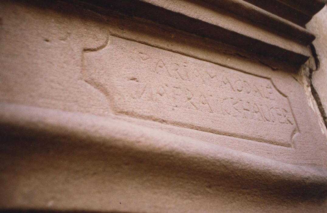 porte d’accès au logis, détail des inscriptions