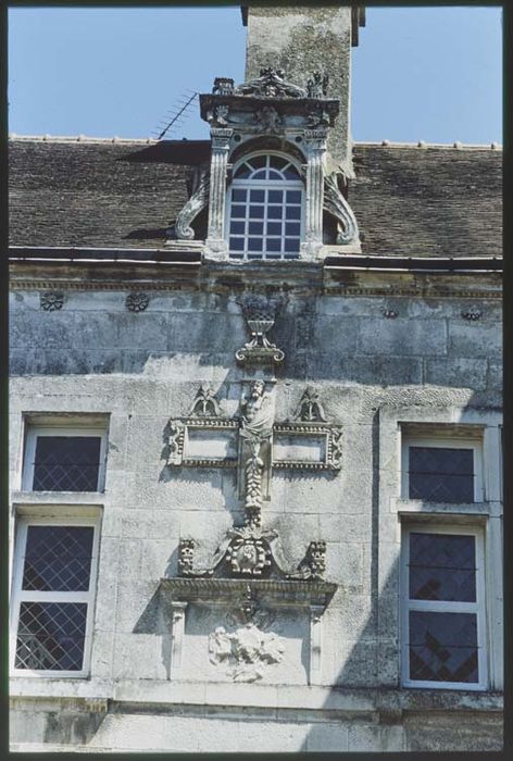 façade sur cour, détail du décor sculpté