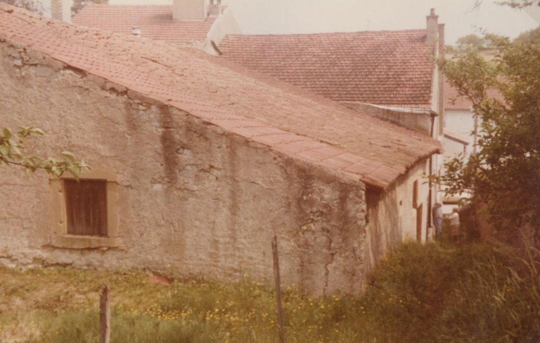 vue partielle du bâtiment abritant le pressoir