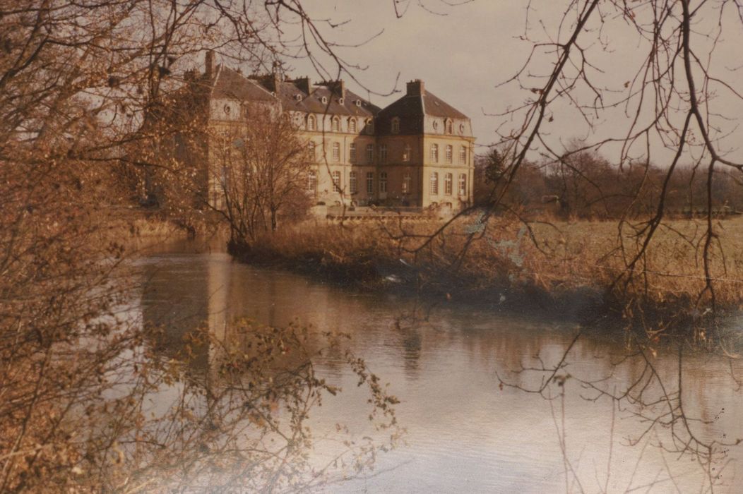 vue partielle du château dans son environnement depuis le Sud-Ouest