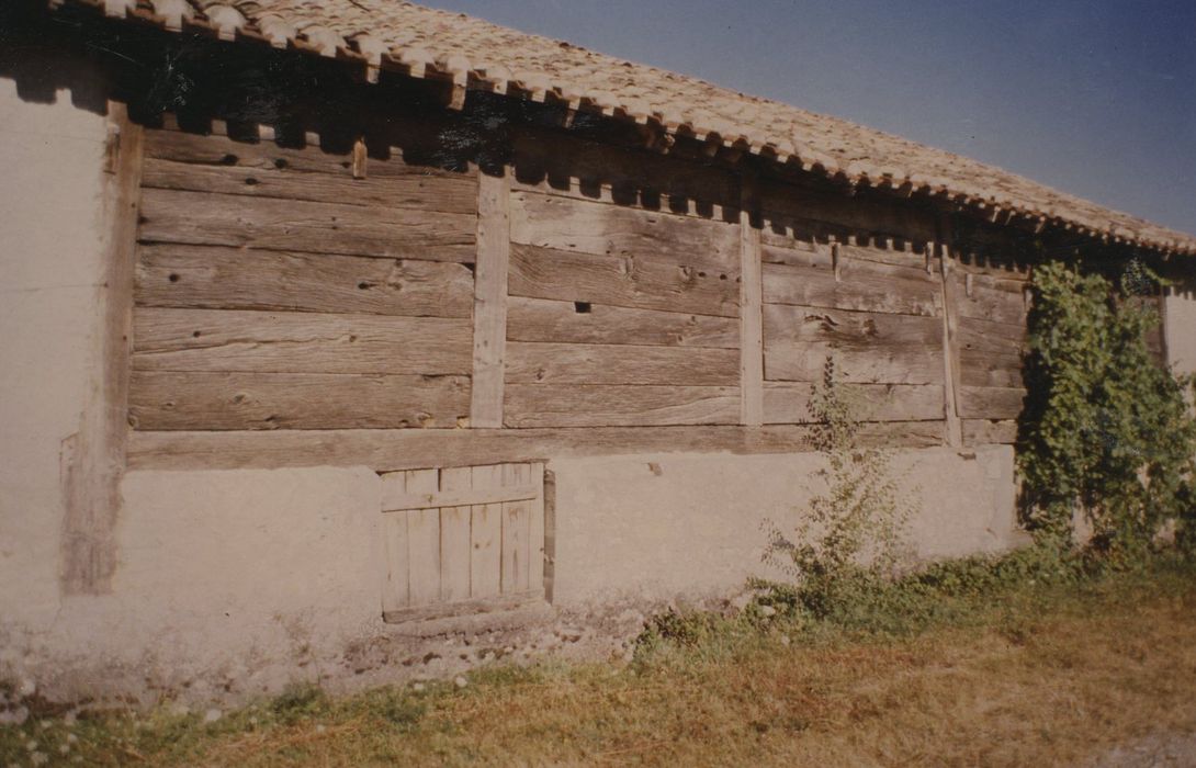 grange, façade est, vue partielle