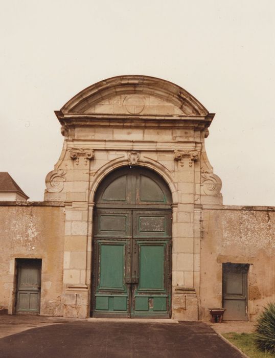 portail monumental sur la place d'Hallencourt