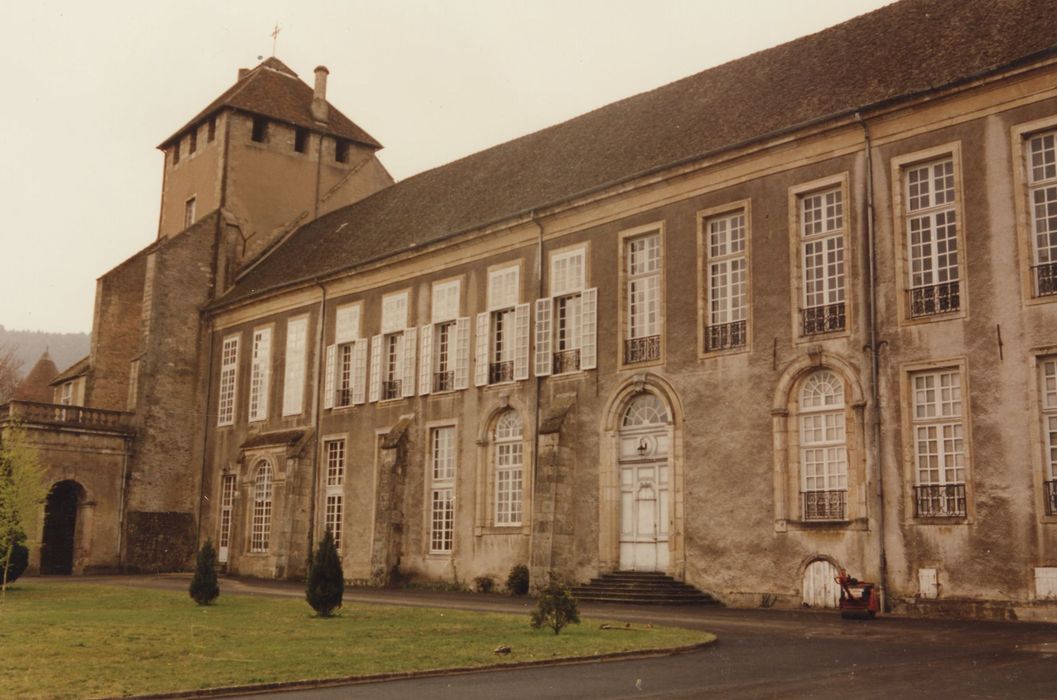 façade nord-est, vue partielle